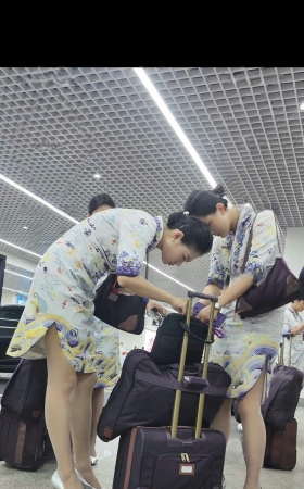 4K海航乘务组下班灰丝旗袍养眼啊3分钟 4P