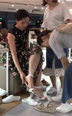 4K – 花裙子美颜气质美女试鞋 [2.23 GB]