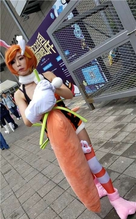 4K – 玩cosplay的丰满少女外拍视频