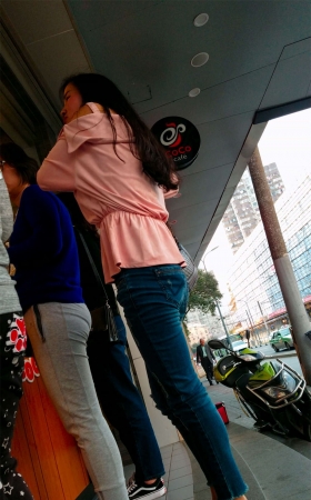 气质紧身蓝色牛仔裤美眉