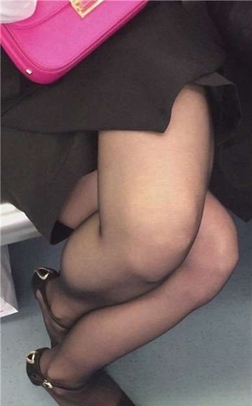 地铁拍摄黑丝美腿OL制服MM，腿腿盘得紧。