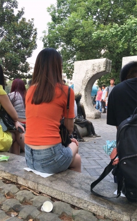 蓝色牛仔短裤白腿长发少妇