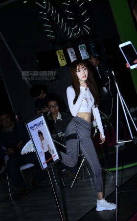 听说是位小网红 [21P]