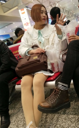 高铁站拍摄可爱漂亮连衣裙肉色丝袜短发妹子
