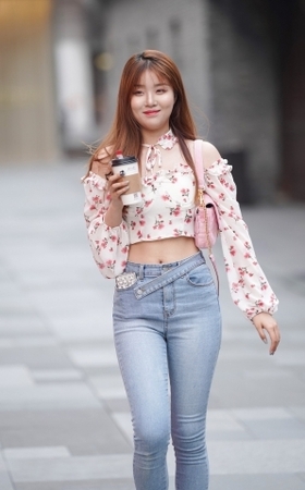可爱的大长腿美女