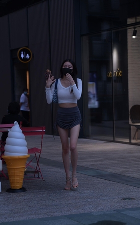 纤细美腿高跟的清秀女孩