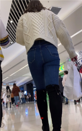 黑靴牛仔美女