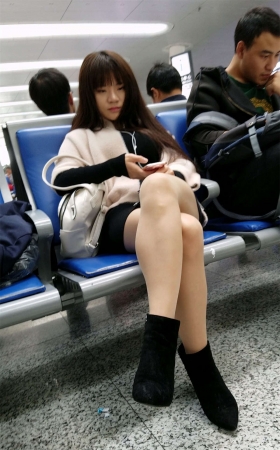 高铁站等车的黑色包臀短裙肉丝高跟清纯漂亮美女
