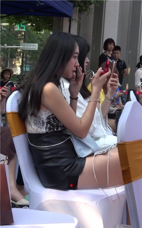 漂亮的黑色高腰皮裙美女