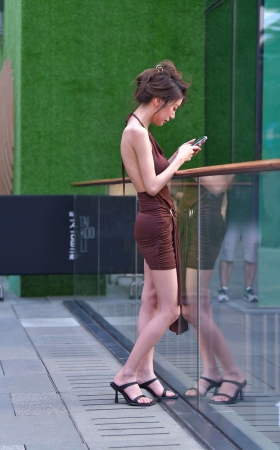 搭讪街拍苗条身材的棕色群美眉 [20P]