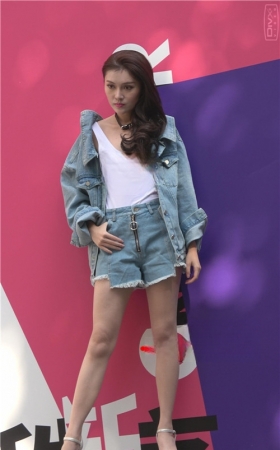牛仔装小姐姐