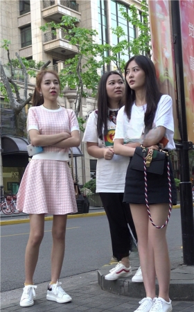 街拍粉裙美女