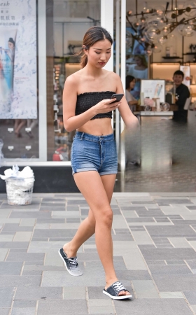 玩手机的抹胸装紧牛辣妹 [11P]