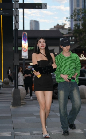 夜拍超短裙美腿美女 【图片➕视频】 [19P]