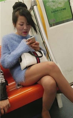 4k-地铁车厢偶遇妖艳长腿肉丝美眉。