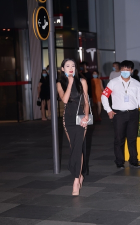 搭讪性感开衩裙小姐姐