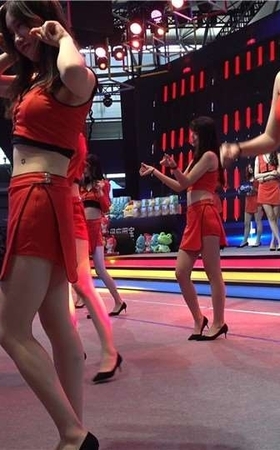 2018CJ – 舞台上的红装showgirl美女 [568 MB]