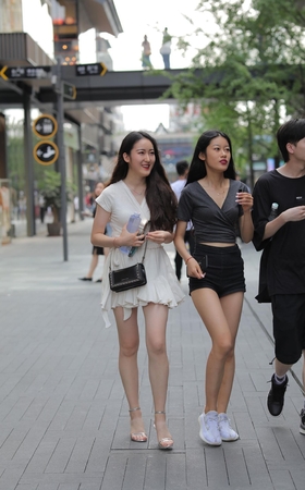 大白腿甜美美少女 很吸睛