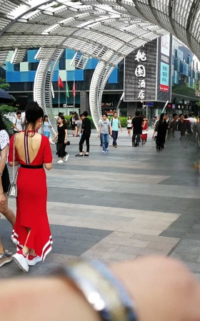 露背连衣裙，运动鞋（10） [11P]