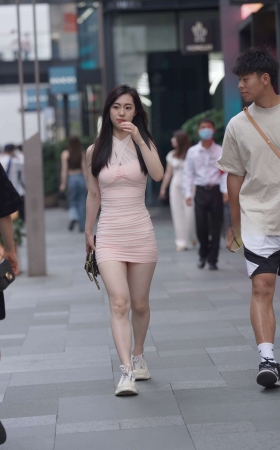 街拍淡粉色超短裙美眉 [24P]