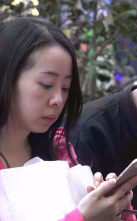 长椅上休息的黑丝少妇