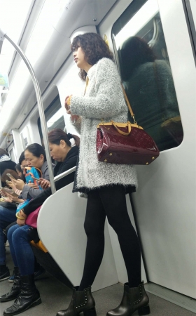 地铁灰色毛衣黑色丝袜黑高鞋卷发少妇