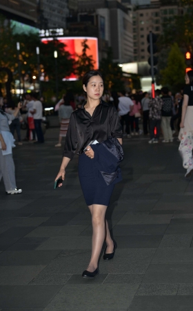 通勤装的女人 [22P]