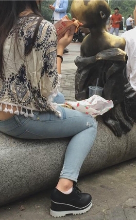 低腰牛仔裤美女