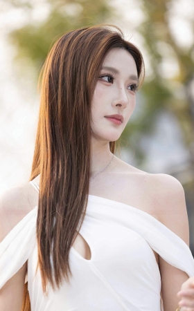 LB958-120P 26苏州改装-网红车模小袁宝的美胸和玉足 12P