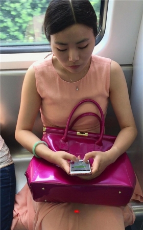 粉色连衣裙美腿高跟鞋美少妇
