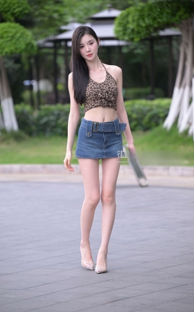 长发飘飘牛仔短裙小姐姐 【图片➕视频】 [21P]