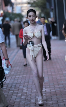白色泳装