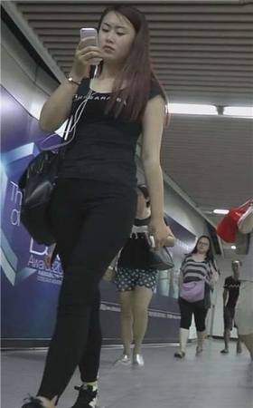 街拍紧身黑裤听歌的美女 [1.54 GB]