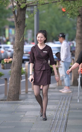 长腿黑丝棕色制服小姐姐3A2549[1.14G]