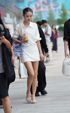 街拍白短裙美腿美眉 [15P]