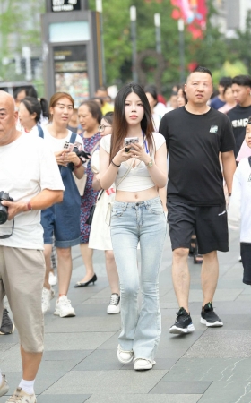 街拍长牛仔裤美眉 [17P]