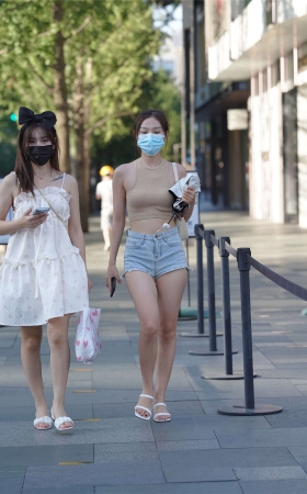 清爽靓丽牛仔短裤