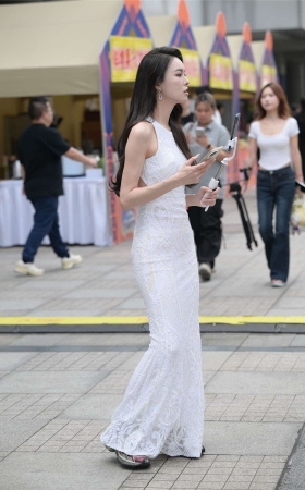 白裙女主持