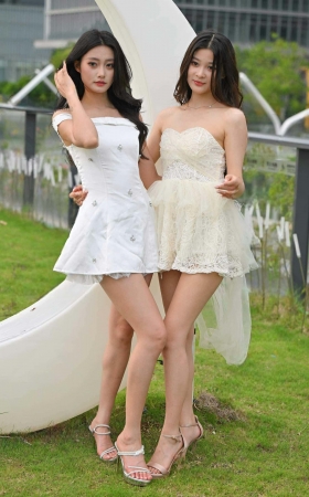 26529-40-143√颜清冉vs小月芽-双美腿美足出海 13P