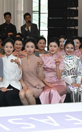 2641-21-93√各个酒店制服拍大合照呢 17P