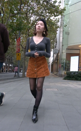 棕色短裙黑丝美眉