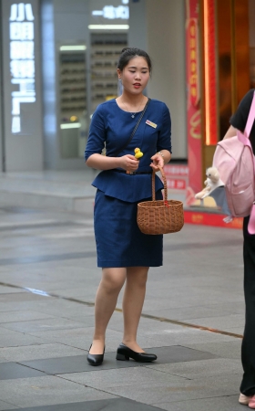 发小礼品的丝腿金店销售员小姐姐 [16P]