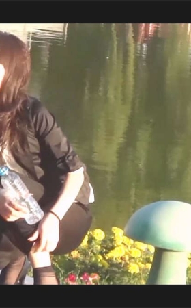 兵哥哥身旁的美丽年轻姑娘 短黑丝无限挑鞋