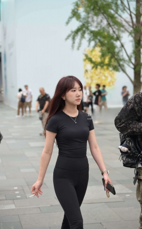 街拍黑色紧身长裤美妞 [23P]