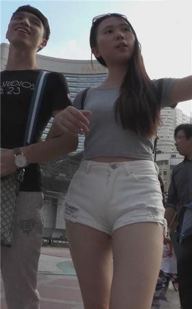 喜欢自拍的白色热裤月牙美女