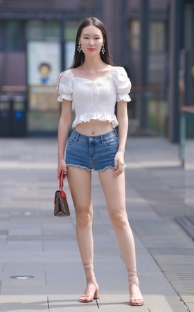 艳遇热裤大长腿小姐姐