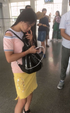 在排队的粉T恤黄色群小妹