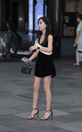 黑裙小姐姐