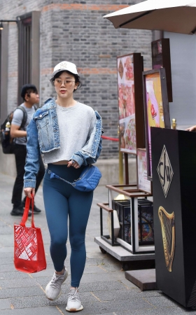 新买的瑜伽裤马上就换上了 [27P]