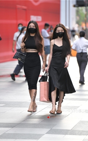 戴着黑色口罩的黑裙美女(115P)